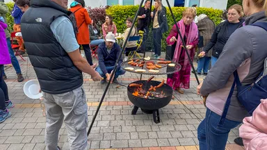 Wesoła Sąsiedzka Fiesta 2025 – muzyka, sztuka i ognisko pod chmurką