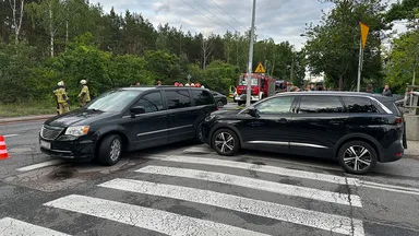 Wypadek czterech aut na skrzyżowaniu Wspólnej i Piastowskiej. Trzy osoby trafiły do szpitala
