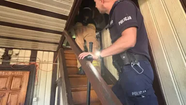 Policjanci z Wesołej uratowali mężczyznę z zadymionego domu