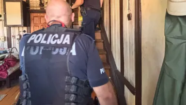 Policjanci z Wesołej uratowali mężczyznę z zadymionego domu