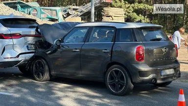 Zderzenie dwóch pojazdów na ul. Niemcewicza w Wesołej – jedno dziecko trafiło do szpitala