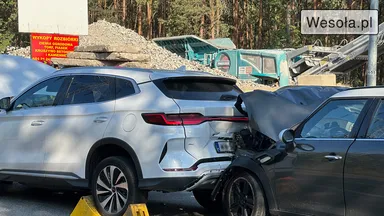 Zderzenie dwóch pojazdów na ul. Niemcewicza w Wesołej – jedno dziecko trafiło do szpitala