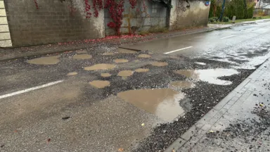 Dziury i kałuże zamiast progów: Tymczasowe rozwiązania ZDM wywołują frustrację mieszkańców Wesołej