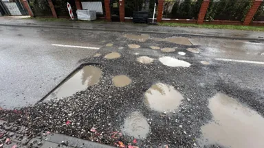 Dziury i kałuże zamiast progów: Tymczasowe rozwiązania ZDM wywołują frustrację mieszkańców Wesołej