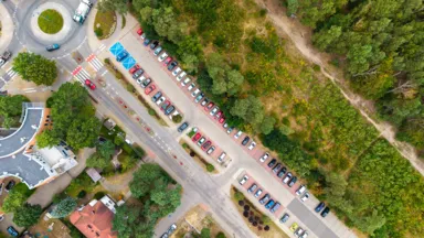 Zdjęcie do artykułu Nowe zasady parkowania przy Urzędzie Dzielnicy Wesoła – szlaban i płatny parking już od 3 listopada