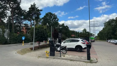 Szlaban na parkingu przy Urzędzie dzielnicy Wesoła