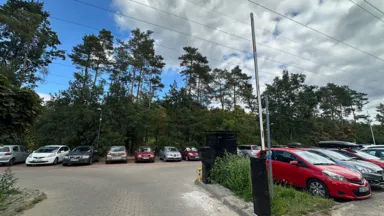 Szlaban na parkingu przy Urzędzie dzielnicy Wesoła