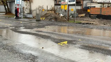 Prowizorka na prowizorkę – znów dziury na Gościńcu i Fabrycznej po kolejnym deszczu