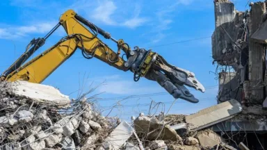 Zdjęcie do artykułu Rozbiórki budynków Warszawa. Szybkie przygotowanie terenu pod nowe inwestycje