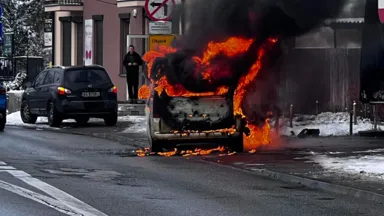 Pożar samochodu w okolicach kebaba na Zielonej. Utrudnienia w ruchu i objazdy