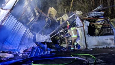 Pożar hali magazynowej w Wesołej. Akcja 23 zastępów straży