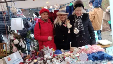 „Seniorzy seniorom”. Rada Seniorów z Wesołej przygotowała świąteczne paczki dla potrzebujących