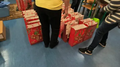 „Seniorzy seniorom”. Rada Seniorów z Wesołej przygotowała świąteczne paczki dla potrzebujących