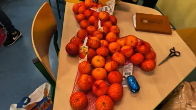 „Seniorzy seniorom”. Rada Seniorów z Wesołej przygotowała świąteczne paczki dla potrzebujących