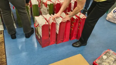 „Seniorzy seniorom”. Rada Seniorów z Wesołej przygotowała świąteczne paczki dla potrzebujących