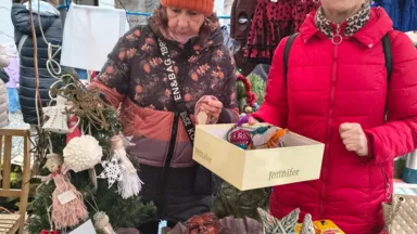 „Seniorzy seniorom”. Rada Seniorów z Wesołej przygotowała świąteczne paczki dla potrzebujących