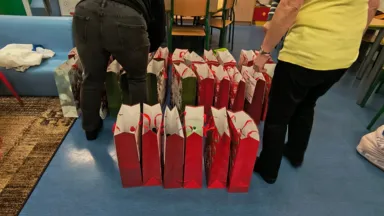 „Seniorzy seniorom”. Rada Seniorów z Wesołej przygotowała świąteczne paczki dla potrzebujących