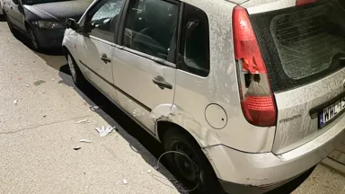 Rajd ciasnymi uliczkami Starej Miłosny. Dwa rozbite auta, sprawca uciekł