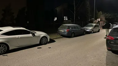 Rajd ciasnymi uliczkami Starej Miłosny. Dwa rozbite auta, sprawca uciekł