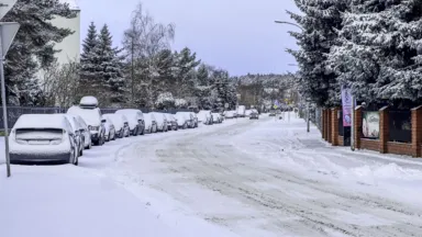 Zdjęcie do artykułu Po nocnych opadach śniegu: drogi gminne w Wesołej nadal nieodśnieżone