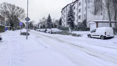 Po nocnych opadach śniegu: drogi gminne w Wesołej nadal nieodśnieżone