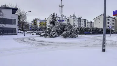 Po nocnych opadach śniegu: drogi gminne w Wesołej nadal nieodśnieżone