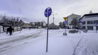 Po nocnych opadach śniegu: drogi gminne w Wesołej nadal nieodśnieżone