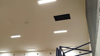 Hala sportowa SP 171 już do poprawki. Kto odpowiada za odpadający sufit?