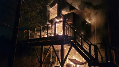 Pożar luksusowego domku na drzewie przy Macierowym Bagnie. Cztery zastępy straży, całkowicie spalona konstrukcja
