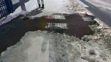 Pęknięta rura na Gościńcu - dwie posesje bez wody, kolejne mogą dołączyć rano