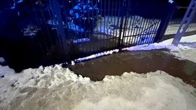 Pęknięta rura na Gościńcu - dwie posesje bez wody, kolejne mogą dołączyć rano