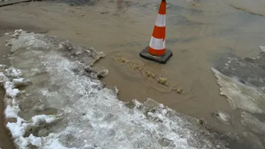 Kolejna awaria wodociągowa w Wesołej - tym razem pękło na Jana Pawła