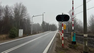 Zbyt szybkie ruszenie na przejeździe kolejowym może skończyć się bardzo surowym mandatem