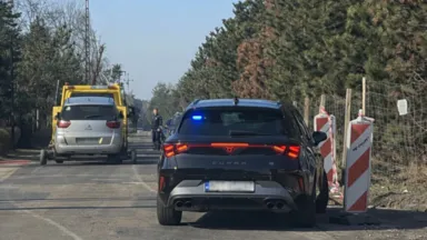 Zdjęcie do artykułu Lawety przy PKP Wesoła. Policja odholowała auta stojące na zakazie