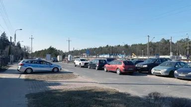 Zdjęcie do artykułu Kolejne odholowania przy PKP Wesoła. Policja ponownie usuwa auta z ul. Głowackiego