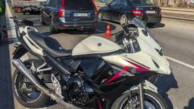 Wypadek na Trakcie Brzeskim w Starej Miłośnie: kolizja samochodu z motocyklem i duże utrudnienia w ruchu