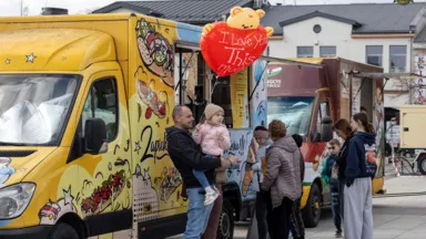 Zdjęcia z poprzedniej edycji zlotu food trucków Sowa Events w Grójcu.