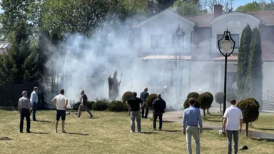 Pożar przy plebanii w Starej Miłośnie. Płonęły tuje przy pomniku Jana Pawła II