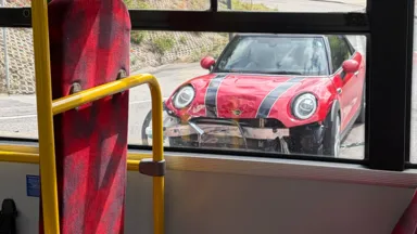 Zderzenie Mini z Mercedesem na skrzyżowaniu Mazowieckiej i 1 Praskiego Pułku