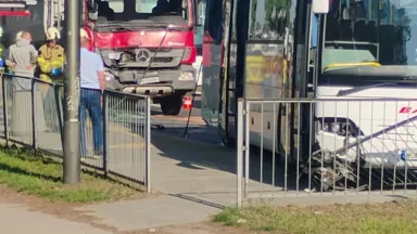 Zderzenie autobusu z ciężarówką na Trakcie Brzeskim. Tworzy się korek
