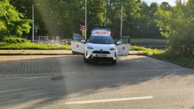 Taksówka wjechała na tory przy stacji Warszawa Wesoła. Kierowca chciał ominąć zamknięty przejazd