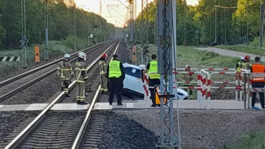 Zdjęcie do artykułu Samochód na torach przy stacji Warszawa Wesoła. Pijany mężczyzna podawał się za pasażera