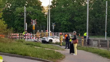 Samochód na torach przy stacji Warszawa Wesoła. Pijany mężczyzna podawał się za pasażera