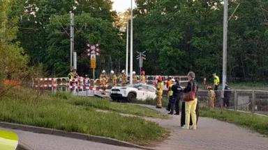 Samochód na torach przy stacji Warszawa Wesoła. Pijany mężczyzna podawał się za pasażera