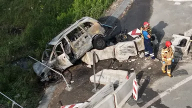 Samochód spłonął po uderzeniu w bariery na zjeździe z S17. Kierowca zbiegł