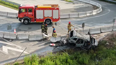 Samochód spłonął po uderzeniu w bariery na zjeździe z S17. Kierowca zbiegł
