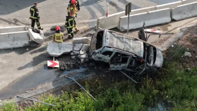 Samochód spłonął po uderzeniu w bariery na zjeździe z S17. Kierowca zbiegł
