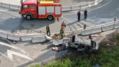 Samochód spłonął po uderzeniu w bariery na zjeździe z S17. Kierowca zbiegł