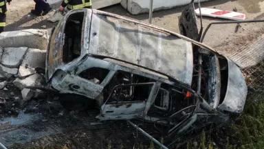 Samochód spłonął po uderzeniu w bariery na zjeździe z S17. Kierowca zbiegł