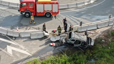 Samochód spłonął po uderzeniu w bariery na zjeździe z S17. Kierowca zbiegł